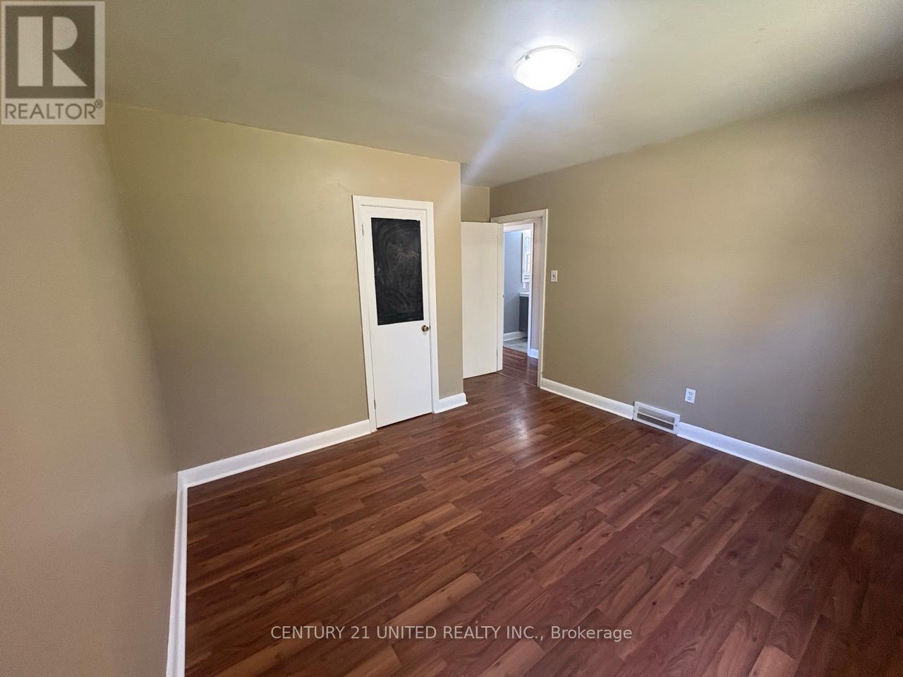 378 Aberdeen Avenue, Peterborough (Northcrest Ward 5), Ontario  K9H 4X6 - Photo 12 - X12493046