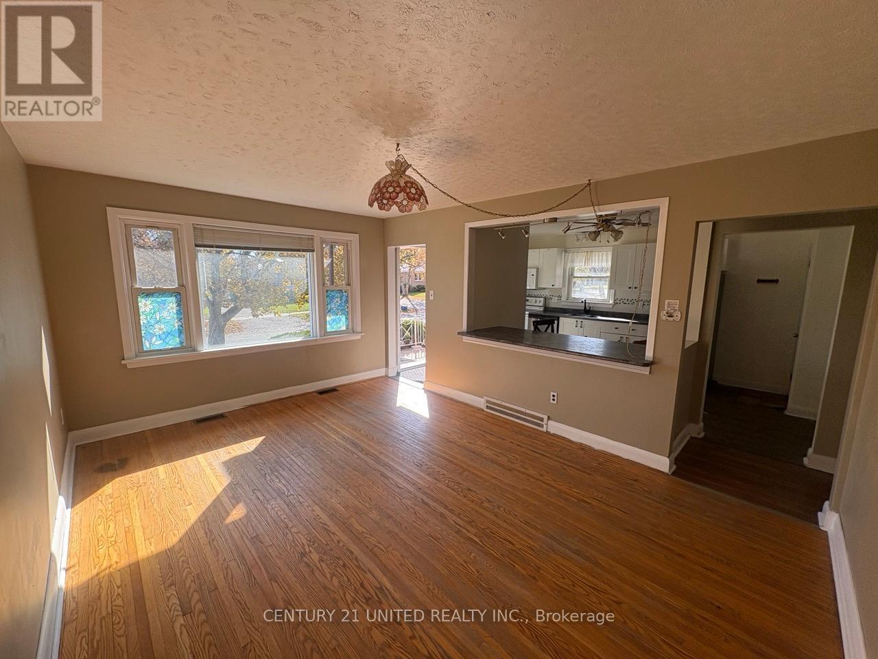 378 Aberdeen Avenue, Peterborough (Northcrest Ward 5), Ontario  K9H 4X6 - Photo 2 - X12493046