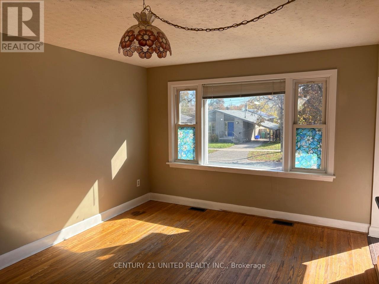 378 Aberdeen Avenue, Peterborough (Northcrest Ward 5), Ontario  K9H 4X6 - Photo 3 - X12493046