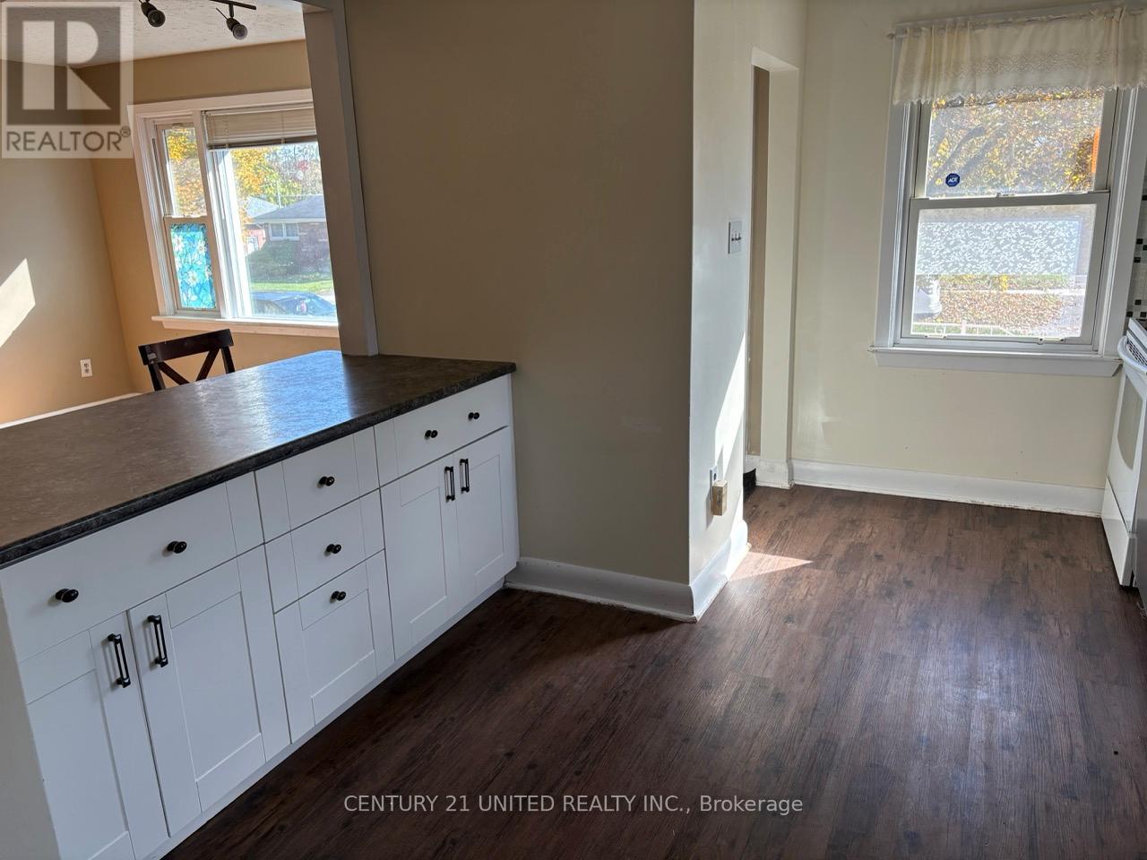 378 Aberdeen Avenue, Peterborough (Northcrest Ward 5), Ontario  K9H 4X6 - Photo 5 - X12493046