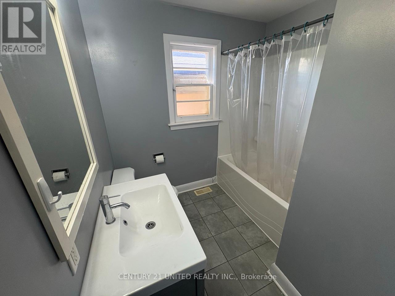 378 Aberdeen Avenue, Peterborough (Northcrest Ward 5), Ontario  K9H 4X6 - Photo 6 - X12493046