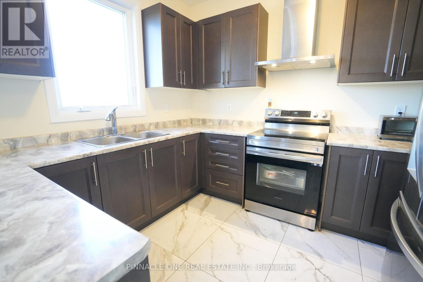 21 Carew Boulevard, Kawartha Lakes (Lindsay), Ontario  K9V 0P6 - Photo 10 - X12493020