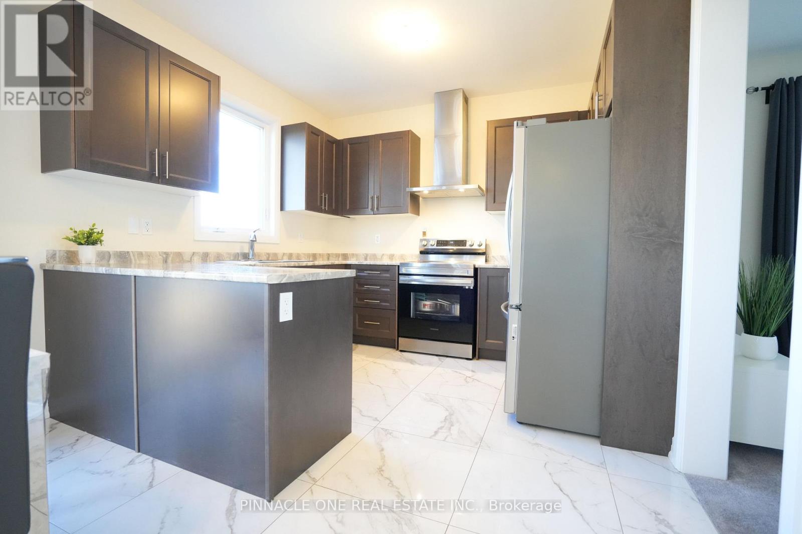 21 Carew Boulevard, Kawartha Lakes (Lindsay), Ontario  K9V 0P6 - Photo 11 - X12493020