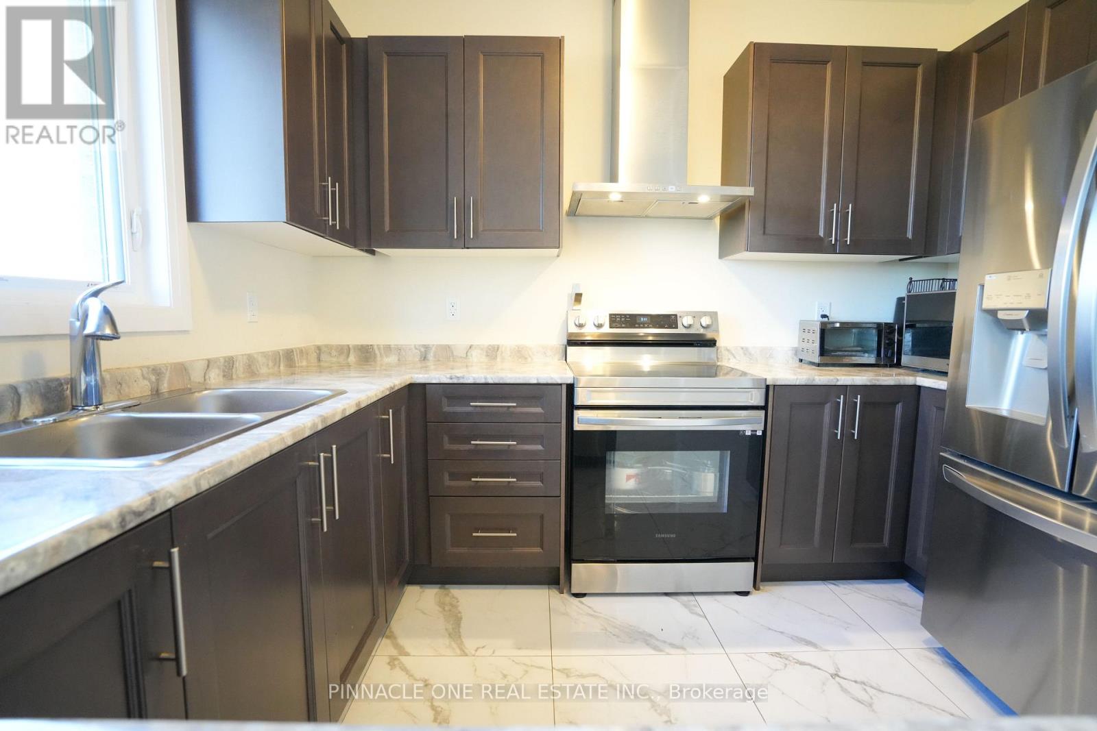 21 Carew Boulevard, Kawartha Lakes (Lindsay), Ontario  K9V 0P6 - Photo 12 - X12493020