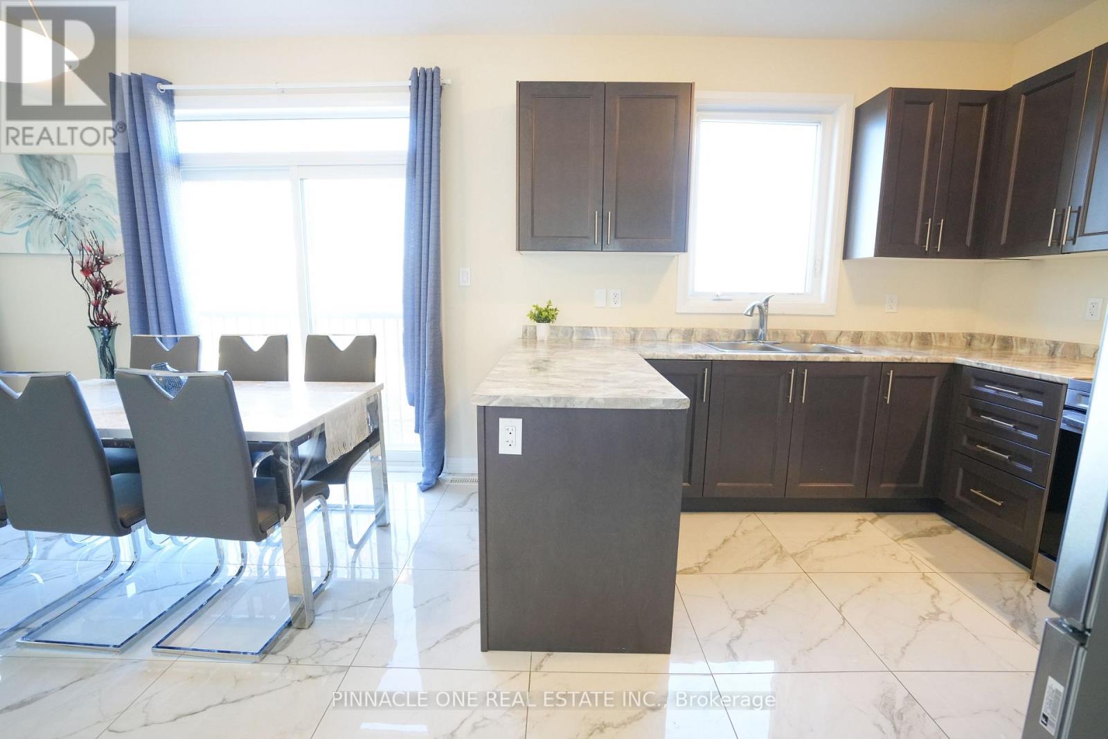 21 Carew Boulevard, Kawartha Lakes (Lindsay), Ontario  K9V 0P6 - Photo 13 - X12493020