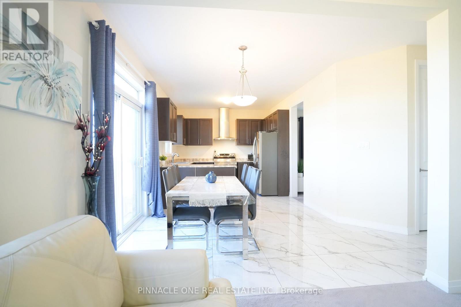 21 Carew Boulevard, Kawartha Lakes (Lindsay), Ontario  K9V 0P6 - Photo 14 - X12493020