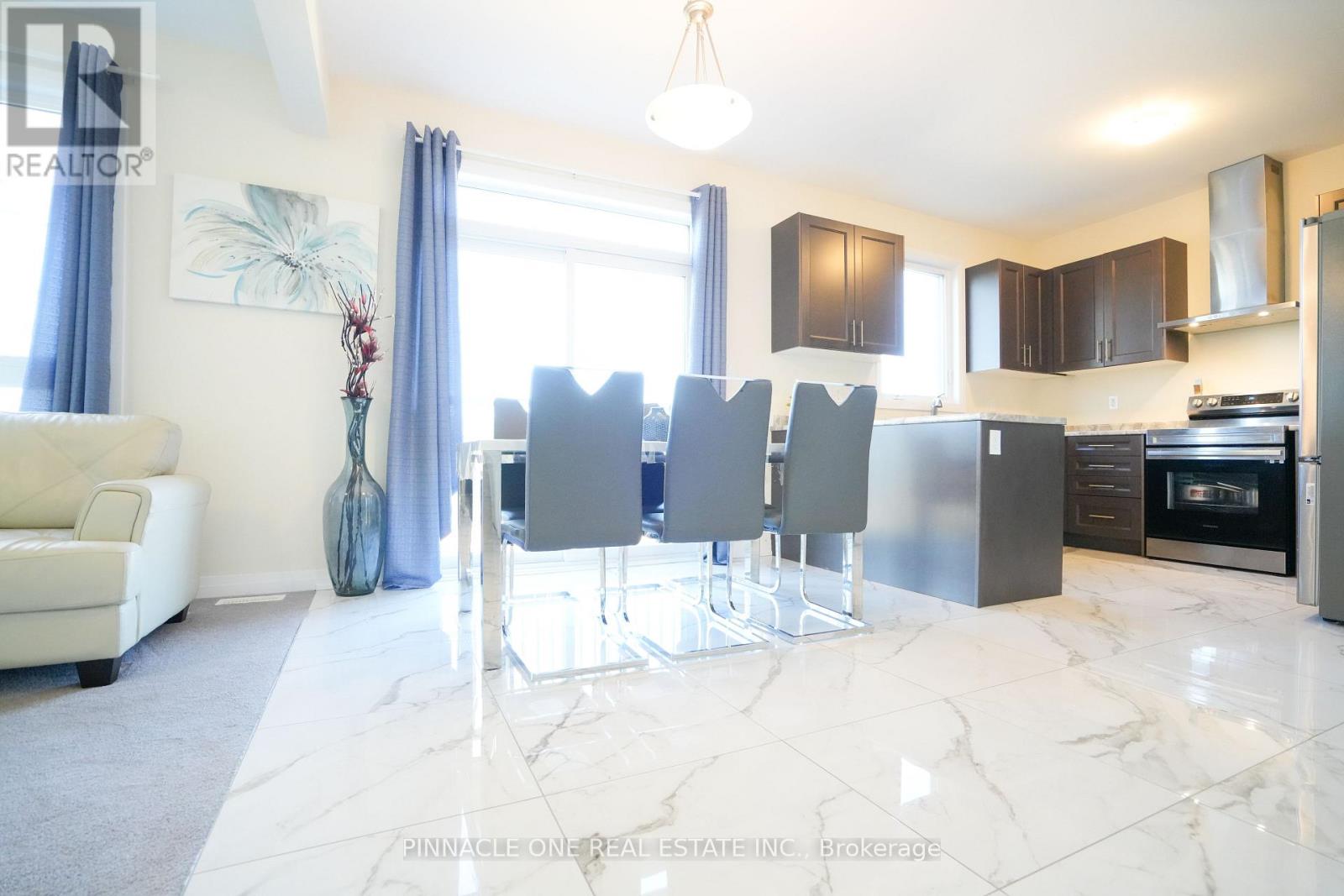 21 Carew Boulevard, Kawartha Lakes (Lindsay), Ontario  K9V 0P6 - Photo 2 - X12493020