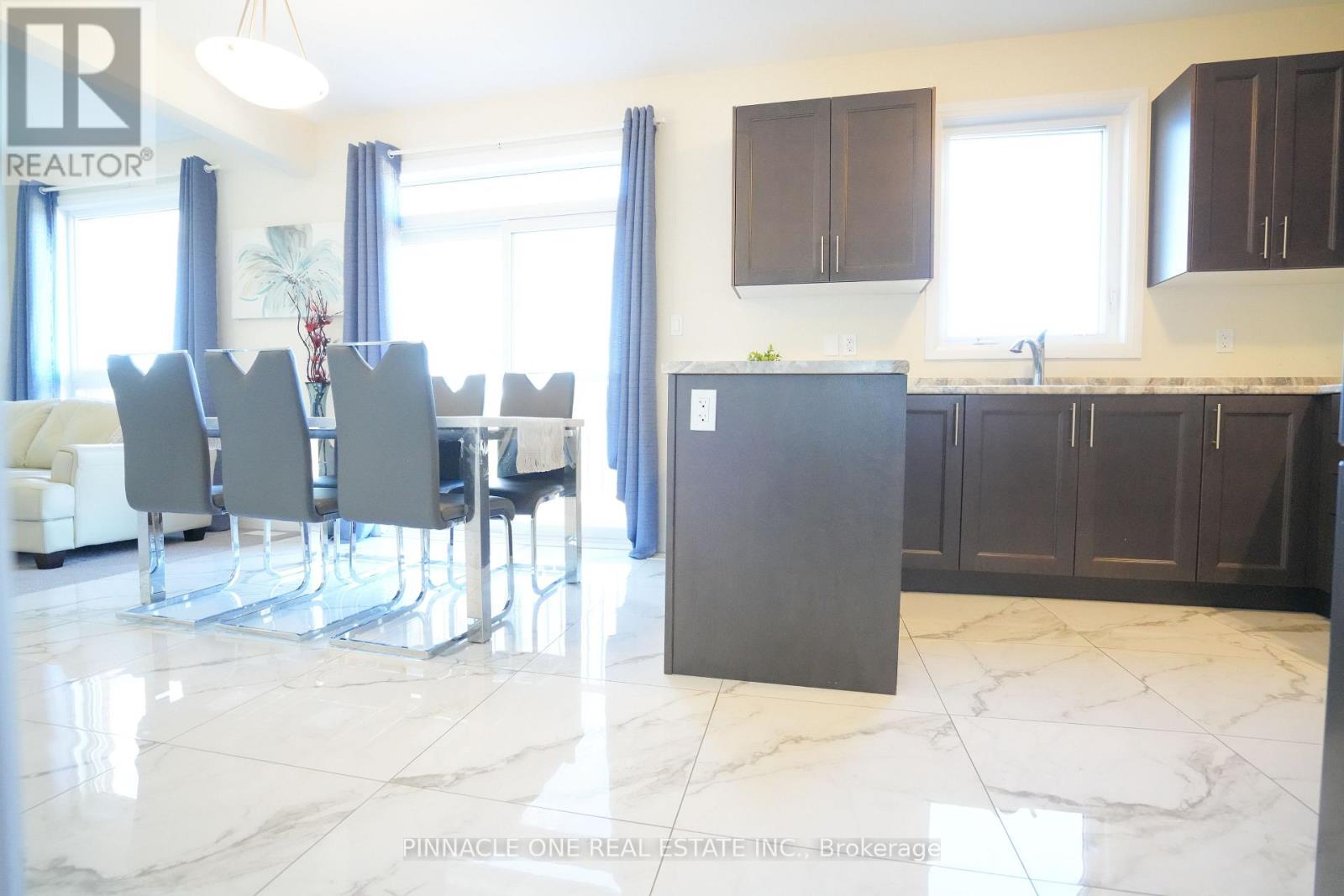 21 Carew Boulevard, Kawartha Lakes (Lindsay), Ontario  K9V 0P6 - Photo 4 - X12493020