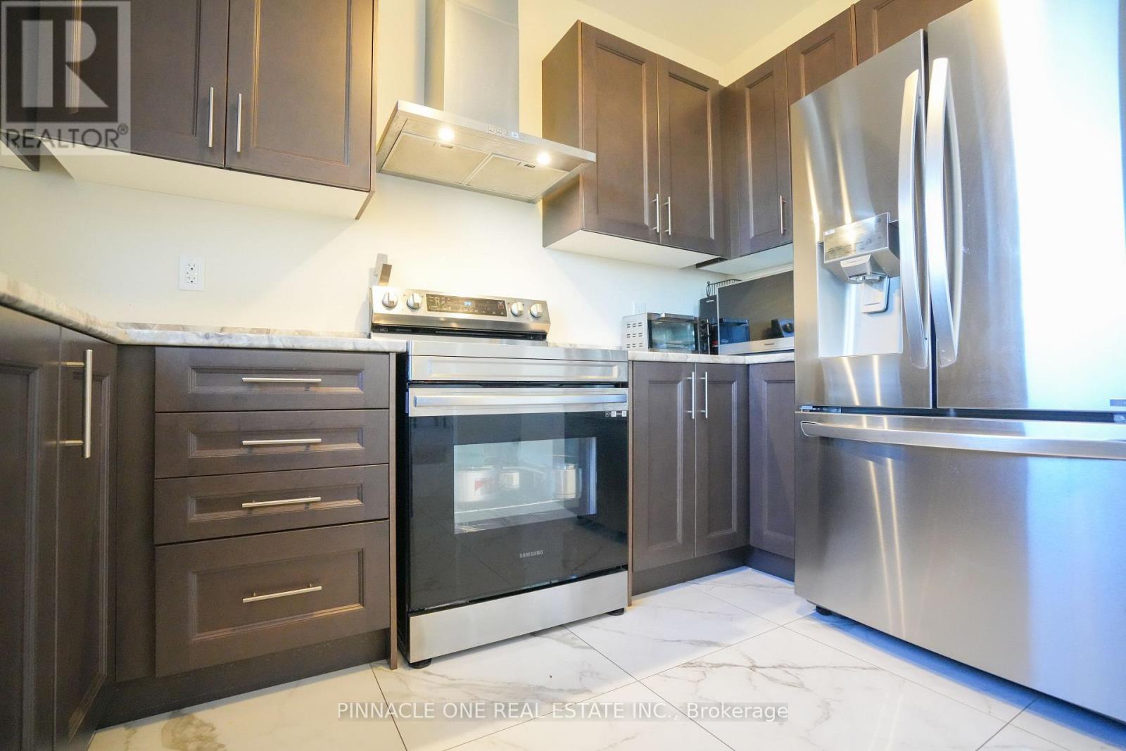 21 Carew Boulevard, Kawartha Lakes (Lindsay), Ontario  K9V 0P6 - Photo 5 - X12493020