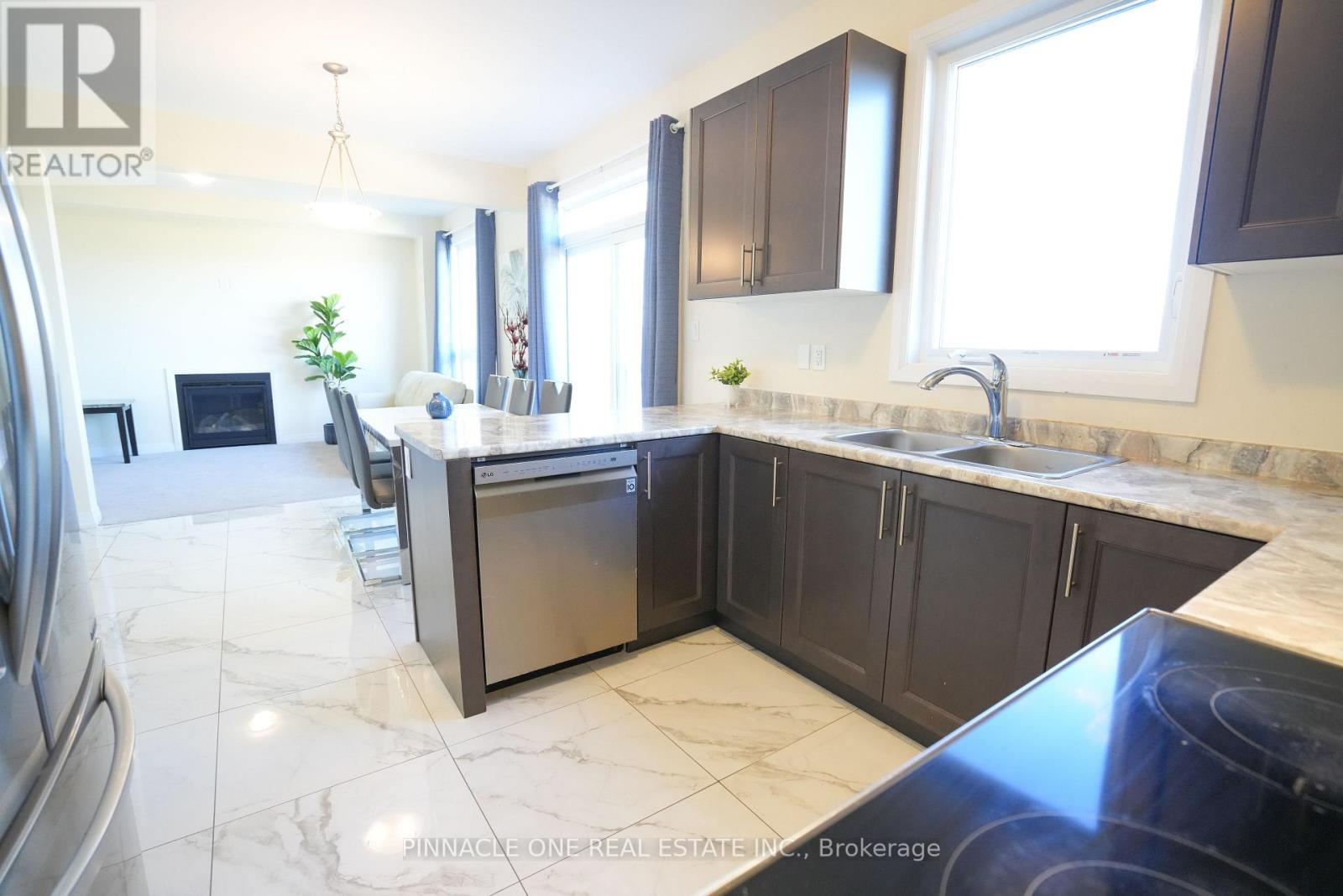 21 Carew Boulevard, Kawartha Lakes (Lindsay), Ontario  K9V 0P6 - Photo 6 - X12493020