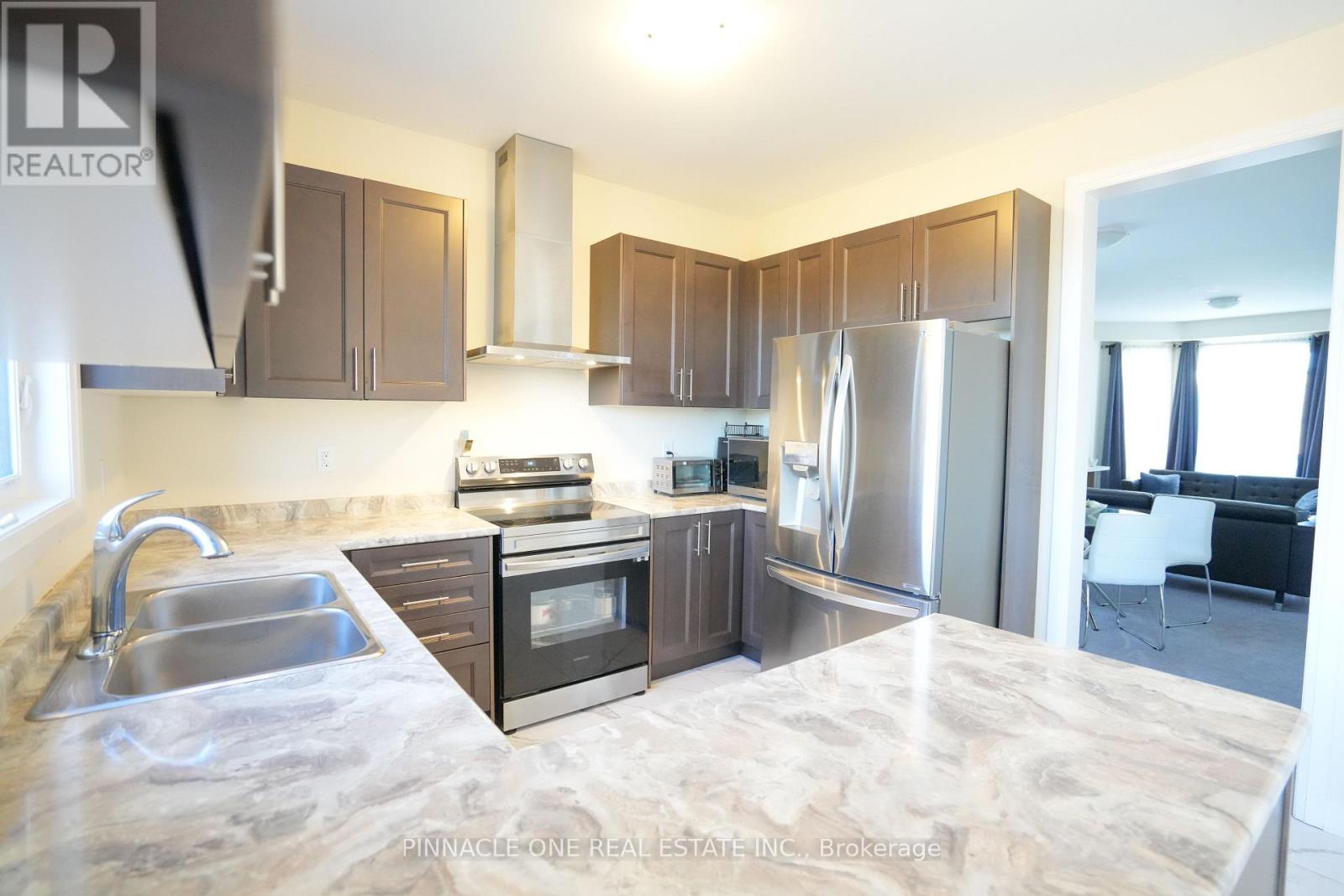 21 Carew Boulevard, Kawartha Lakes (Lindsay), Ontario  K9V 0P6 - Photo 7 - X12493020