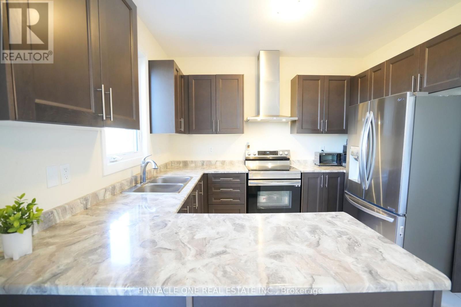 21 Carew Boulevard, Kawartha Lakes (Lindsay), Ontario  K9V 0P6 - Photo 8 - X12493020