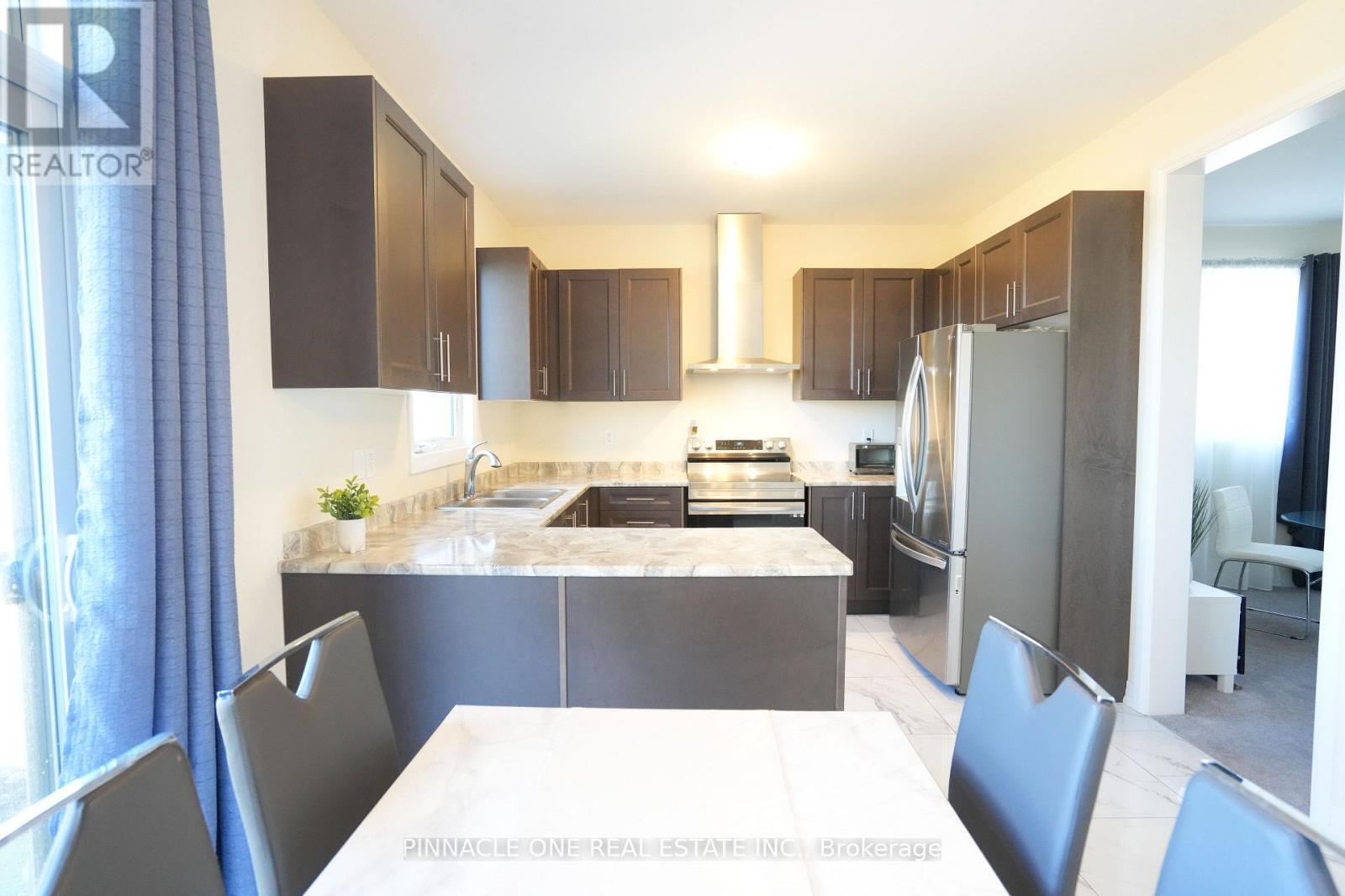 21 Carew Boulevard, Kawartha Lakes (Lindsay), Ontario  K9V 0P6 - Photo 9 - X12493020