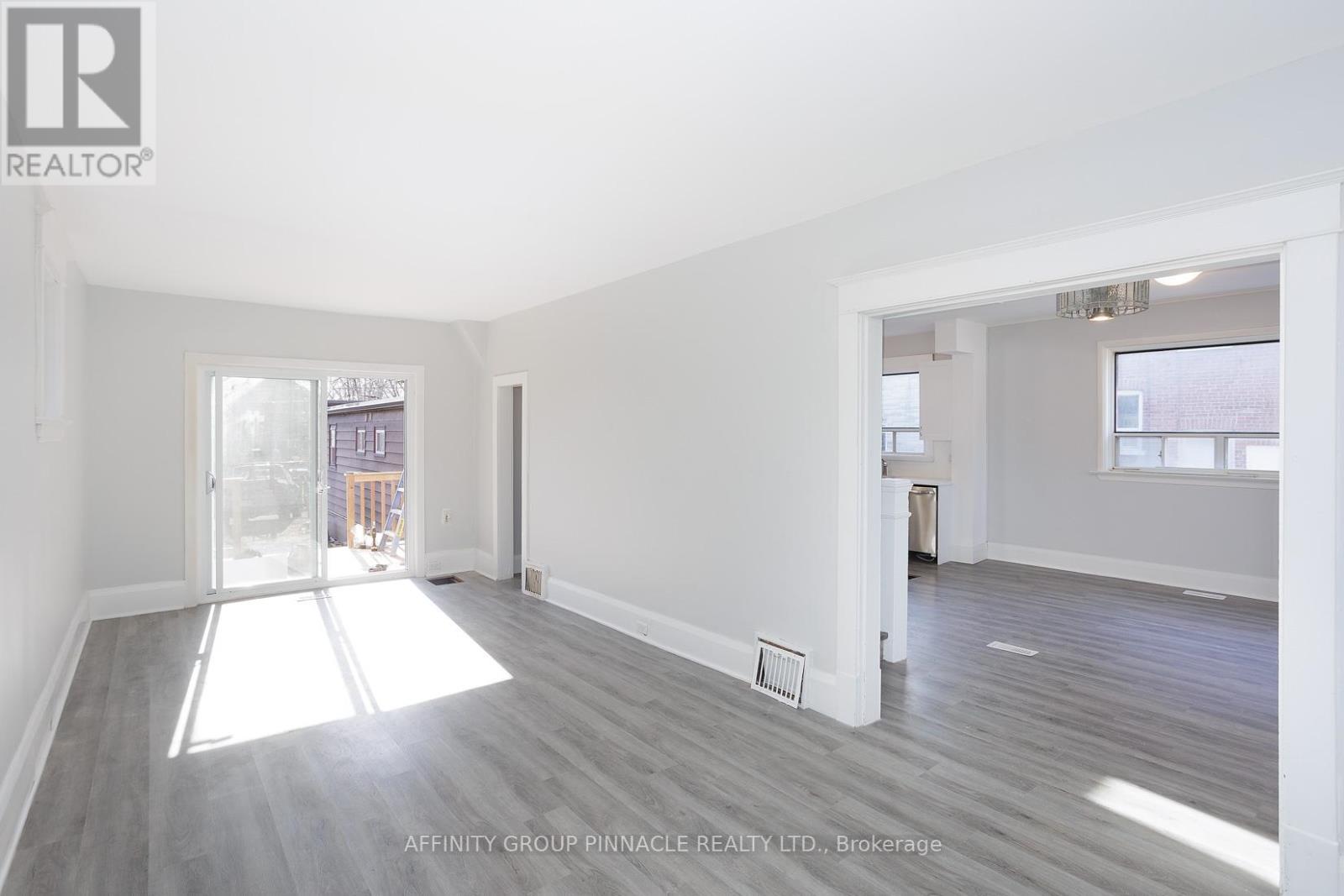 649 Charlotte Street, Peterborough (Town Ward 3), Ontario  K9J 2X2 - Photo 11 - X12495148