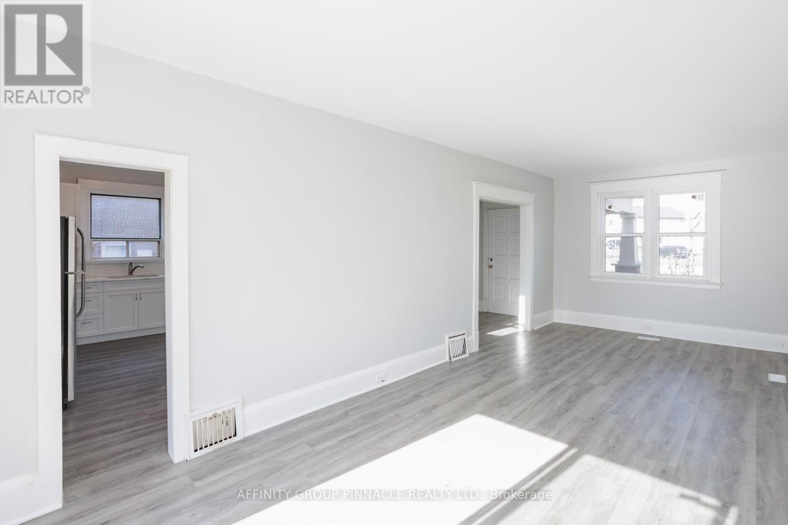 649 Charlotte Street, Peterborough (Town Ward 3), Ontario  K9J 2X2 - Photo 12 - X12495148