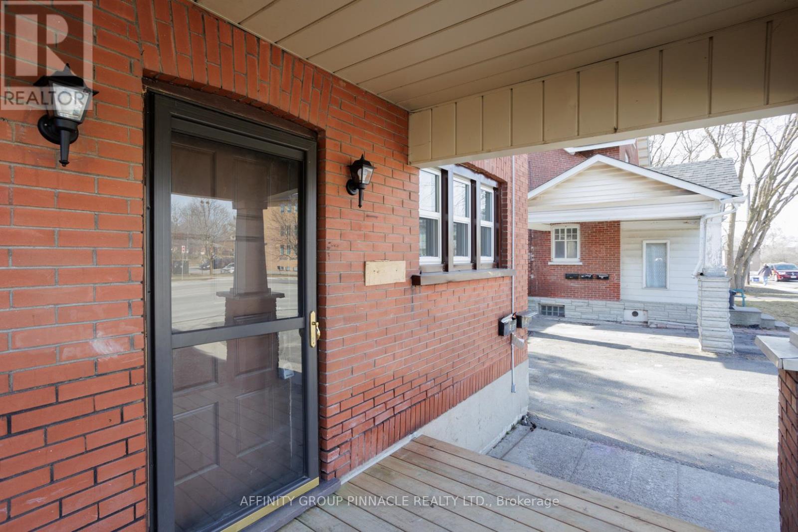 649 Charlotte Street, Peterborough (Town Ward 3), Ontario  K9J 2X2 - Photo 2 - X12495148