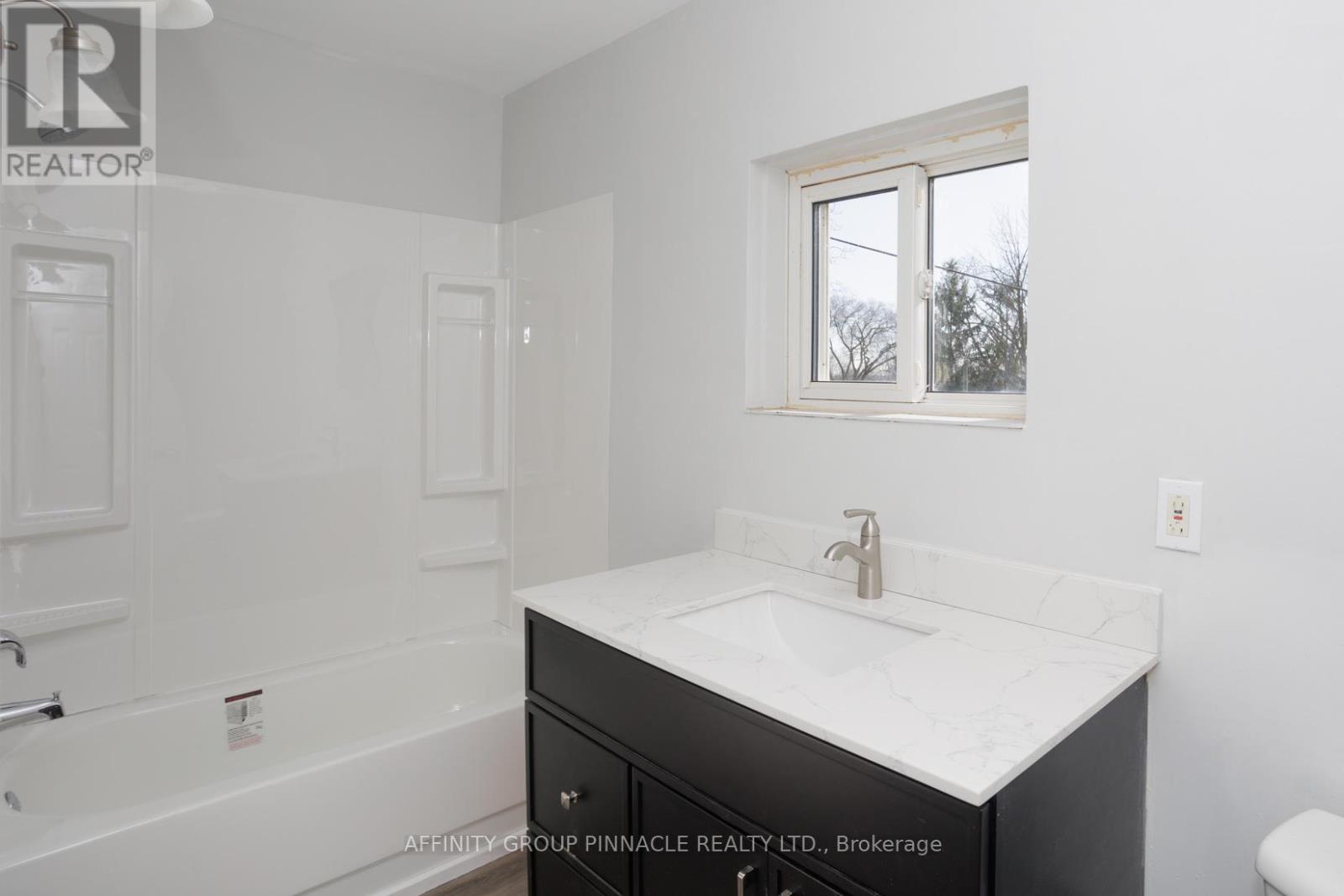 649 Charlotte Street, Peterborough (Town Ward 3), Ontario  K9J 2X2 - Photo 26 - X12495148