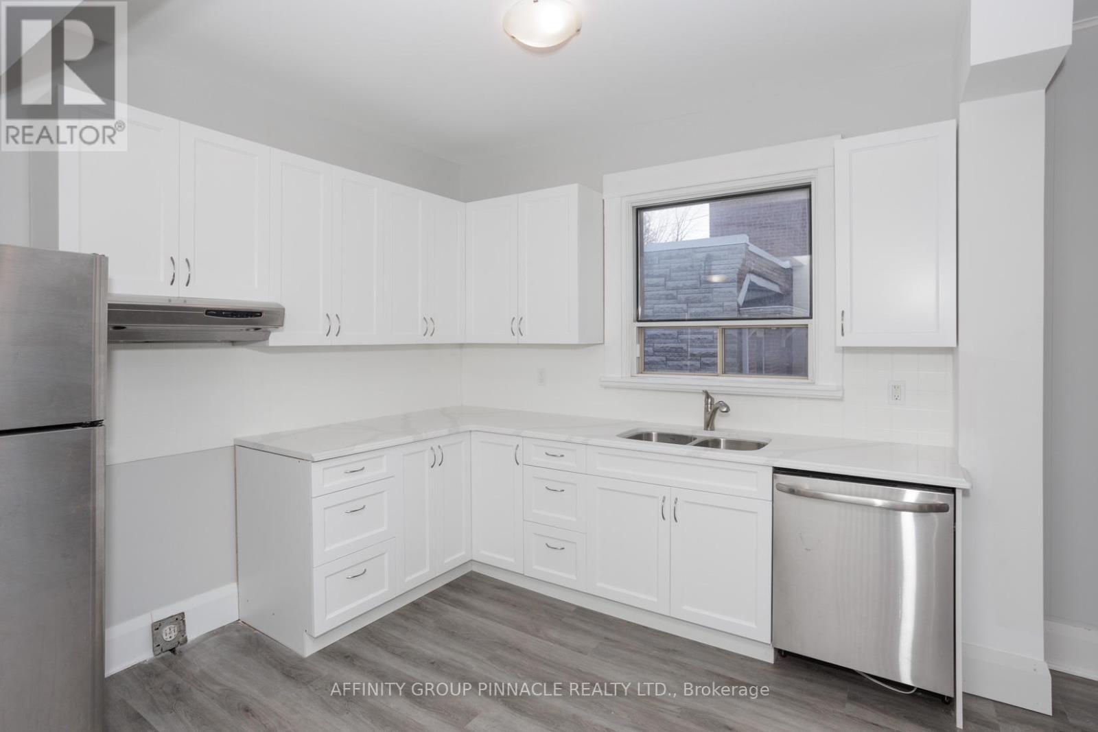 649 Charlotte Street, Peterborough (Town Ward 3), Ontario  K9J 2X2 - Photo 7 - X12495148