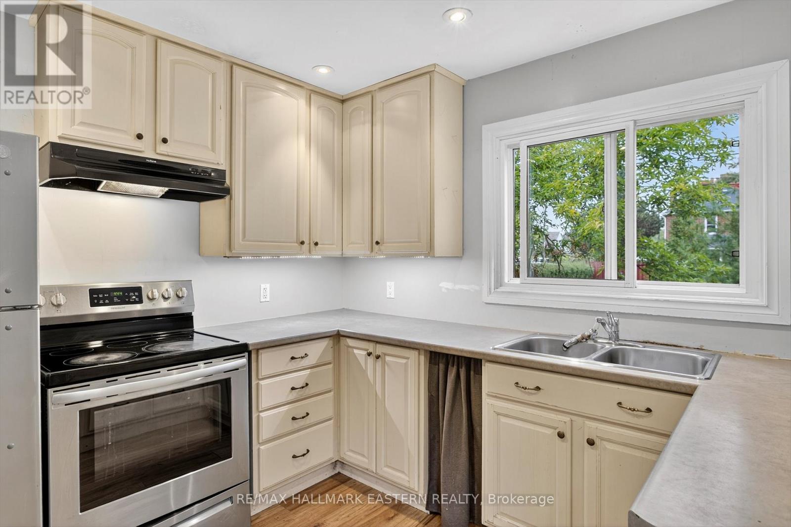 650 Bolivar Street, Peterborough (Town Ward 3), Ontario  K9J 4S2 - Photo 13 - X12496720