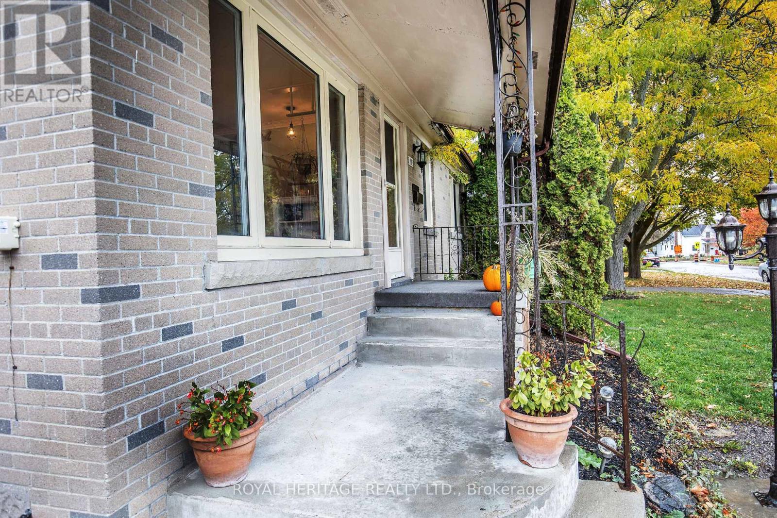 111 Adelaide Street N, Kawartha Lakes (Lindsay), Ontario  K9V 4L9 - Photo 2 - X12497212