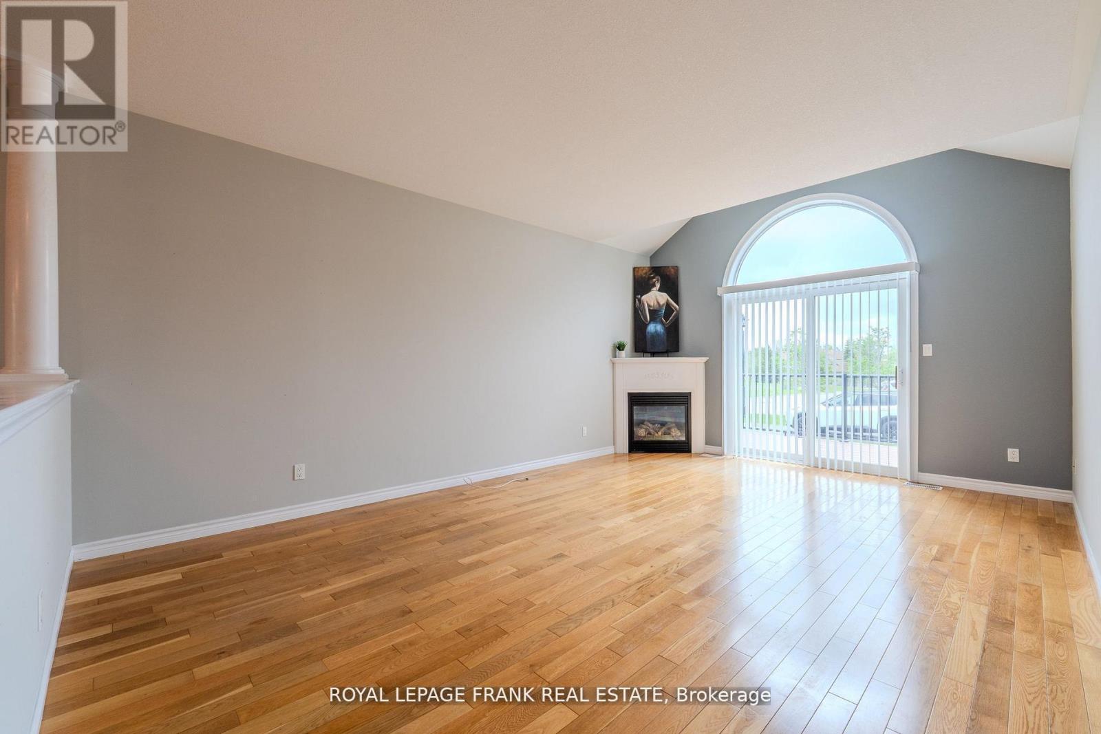 16 - 9 Eglington Street, Kawartha Lakes (Lindsay), Ontario  K9V 6K6 - Photo 3 - X12497442