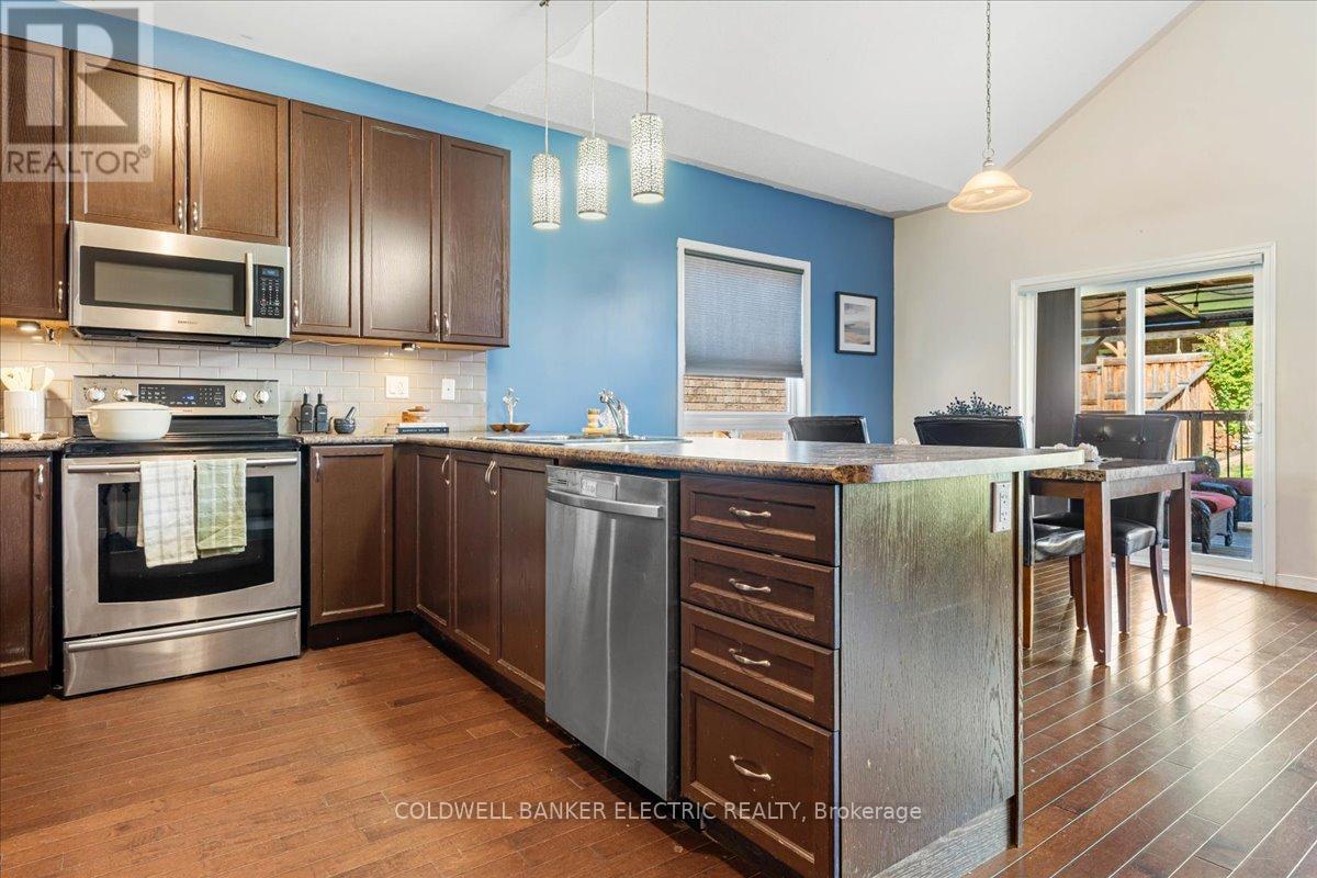 432 Florence Drive, Peterborough (Monaghan Ward 2), Ontario  K9J 0H9 - Photo 6 - X12499752