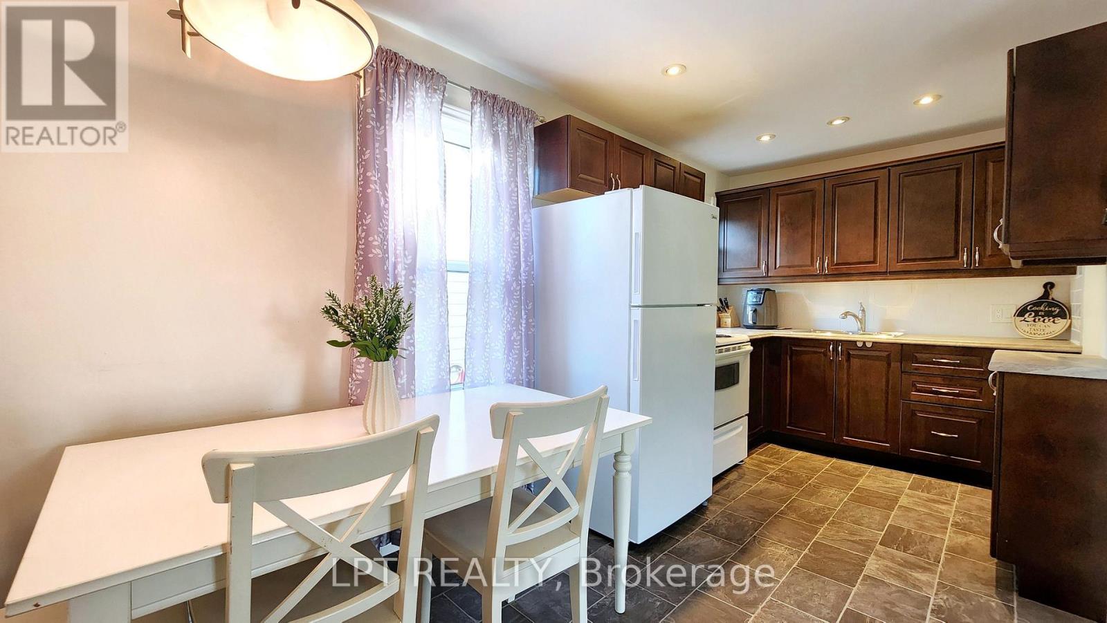 772 Duffus Street, Peterborough (Otonabee Ward 1), Ontario  K9J 4K4 - Photo 5 - X12505562