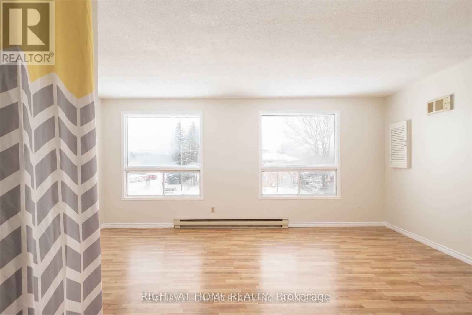 8 Moir Street W, Peterborough (Ashburnham Ward 4), Ontario  K9H 7N4 - Photo 5 - X12506152