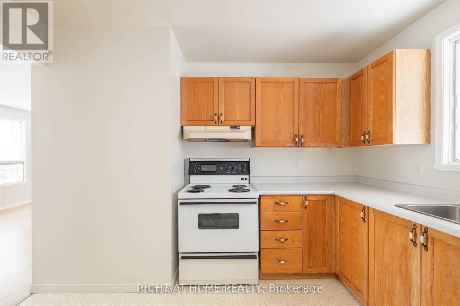 8 Moir Street W, Peterborough (Ashburnham Ward 4), Ontario  K9H 7N4 - Photo 9 - X12506152