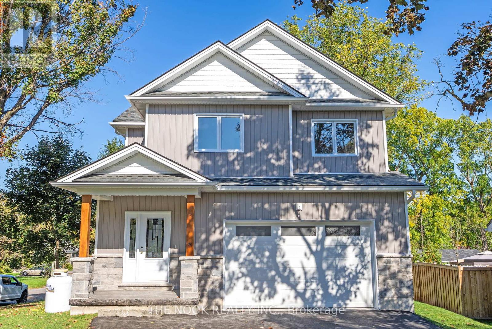 50 Russell Street E, Kawartha Lakes (Lindsay), Ontario  K9V 2A6 - Photo 2 - X12506290