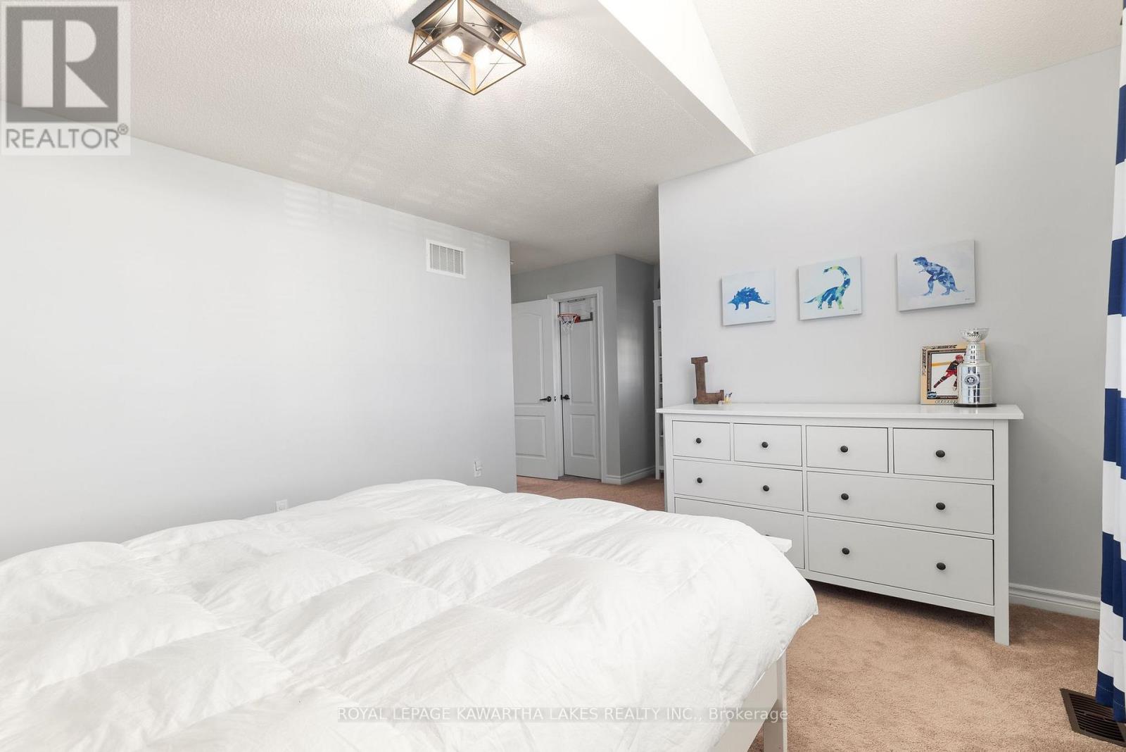 29 Logan Lane, Kawartha Lakes (Lindsay), Ontario  K9V 0L3 - Photo 33 - X12506564