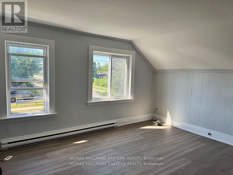 822 St. Mary's Street, Peterborough (Otonabee Ward 1), Ontario  K9J 4H3 - Photo 5 - X12508206