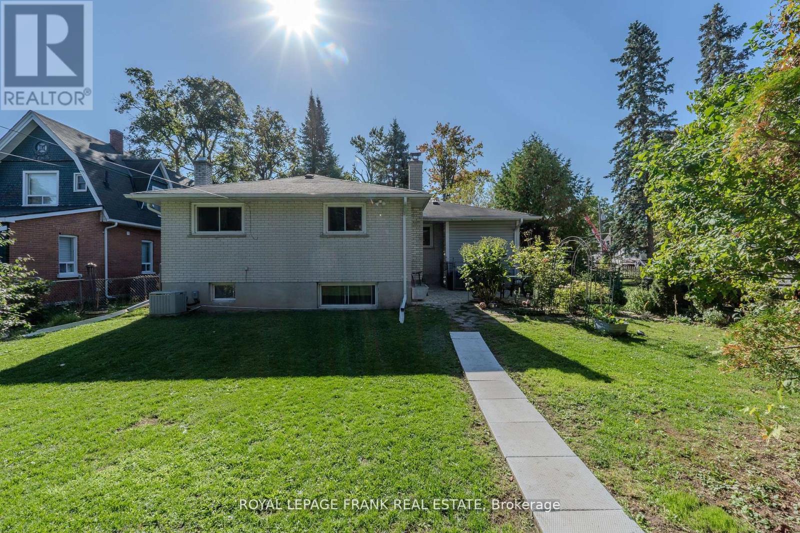 32 Melbourne Street E, Kawartha Lakes (Lindsay), Ontario  K9V 1X7 - Photo 32 - X12509228