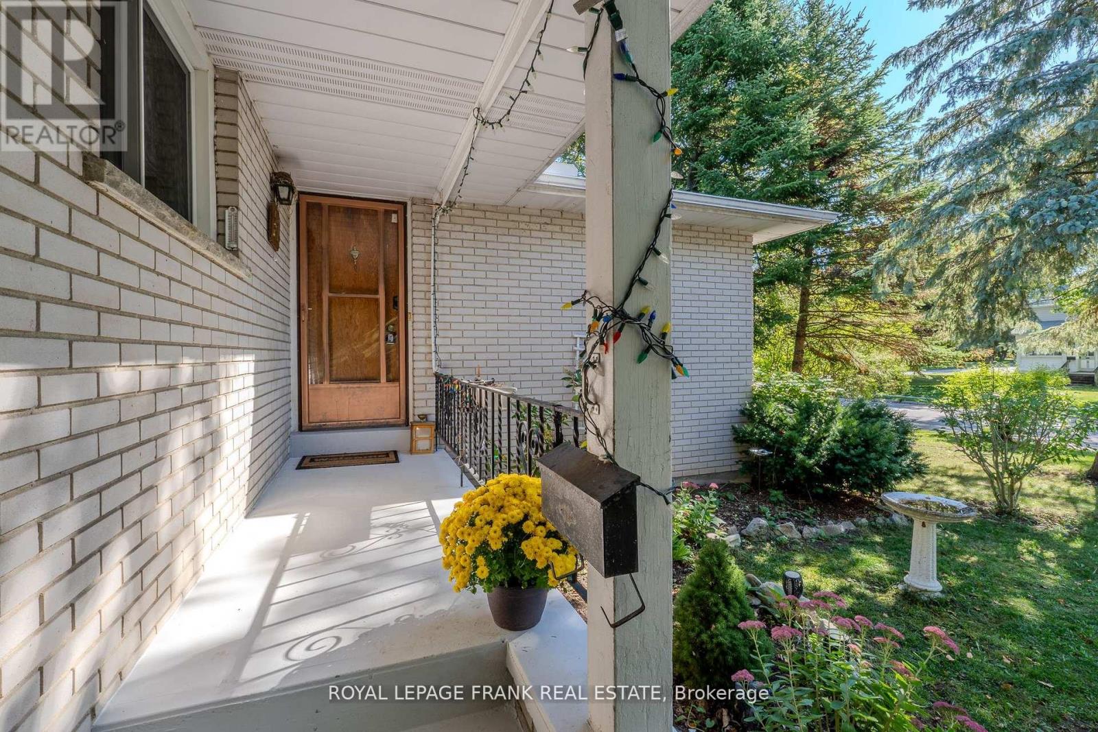 32 Melbourne Street E, Kawartha Lakes (Lindsay), Ontario  K9V 1X7 - Photo 5 - X12509228