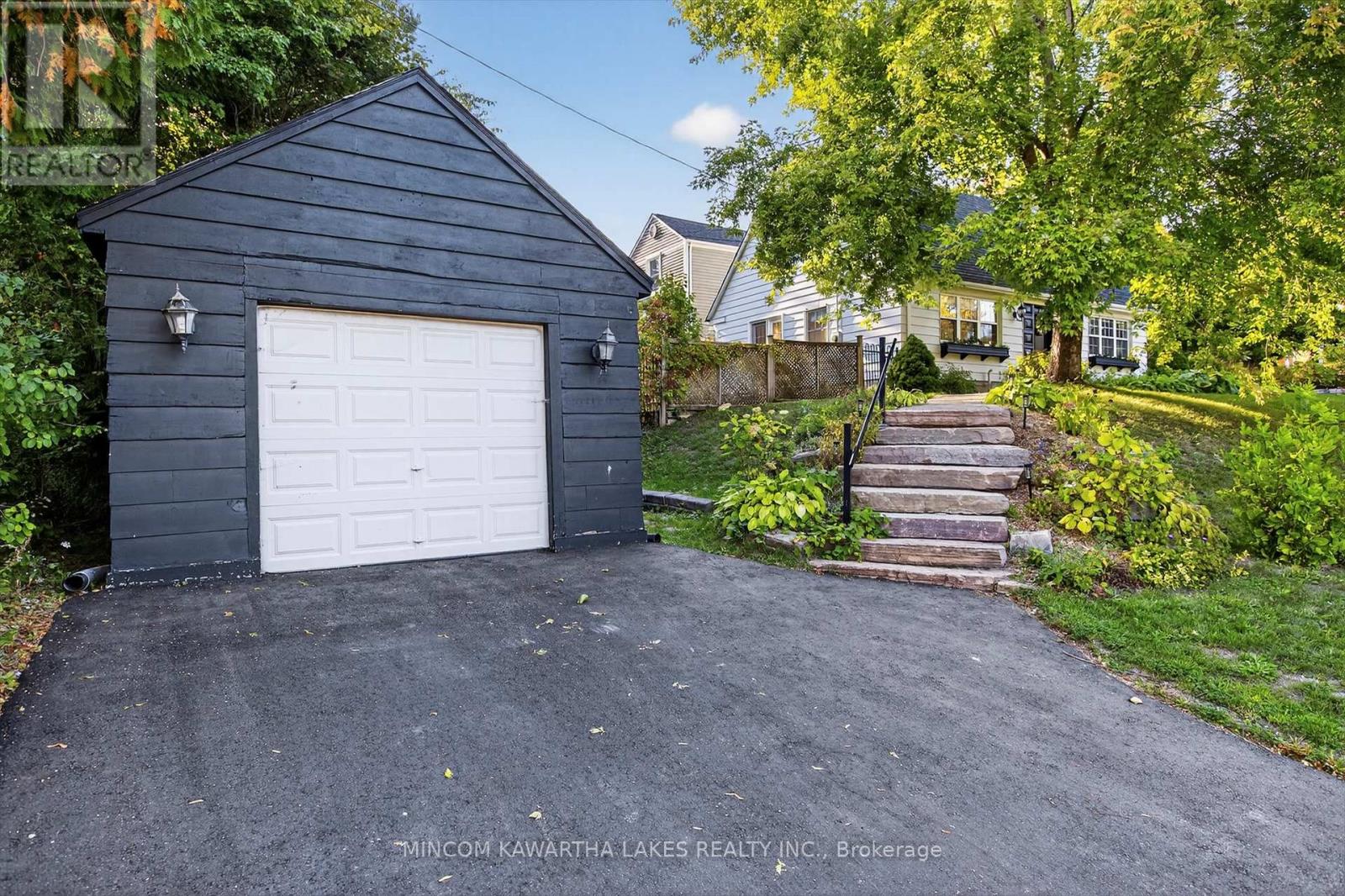 375 Albertus Avenue, Peterborough (Town Ward 3), Ontario  K9J 5Z7 - Photo 2 - X12511268