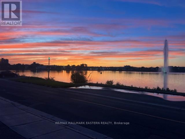 29 Crescent Street, Peterborough (Town Ward 3), Ontario  K9J 2G2 - Photo 2 - X12513736