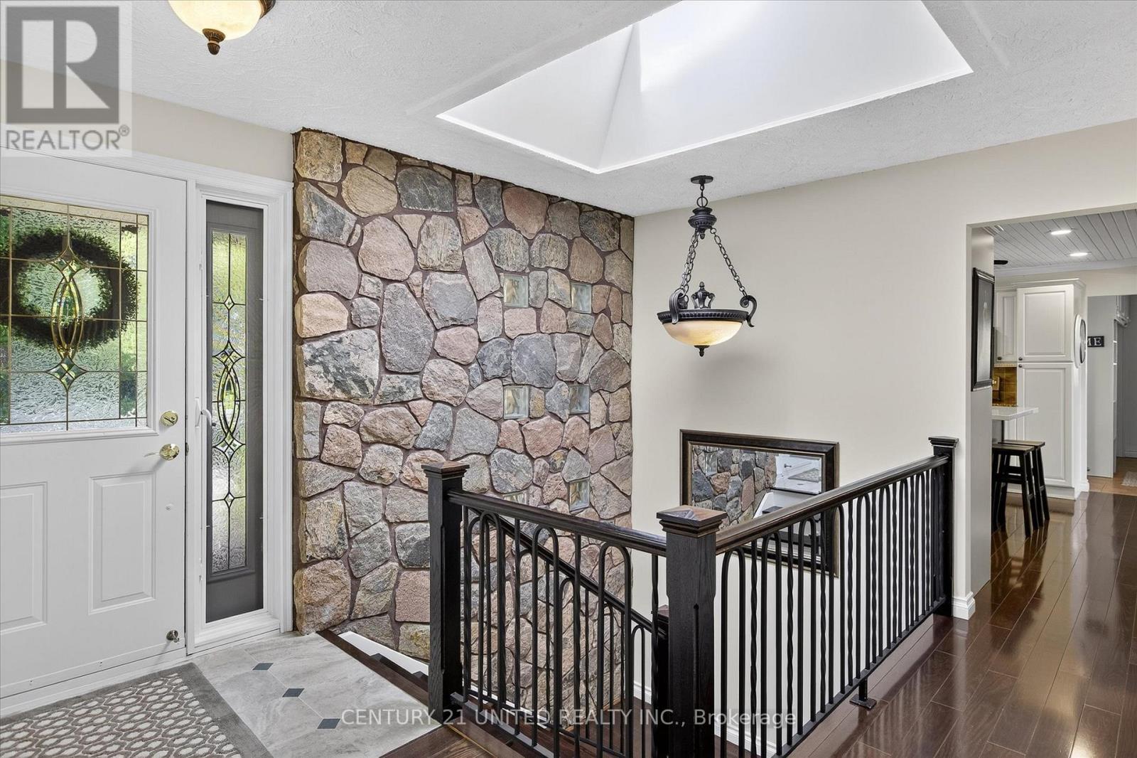 8 Oakwood Crescent, Peterborough (Monaghan Ward 2), Ontario  K9J 1N3 - Photo 4 - X12514050