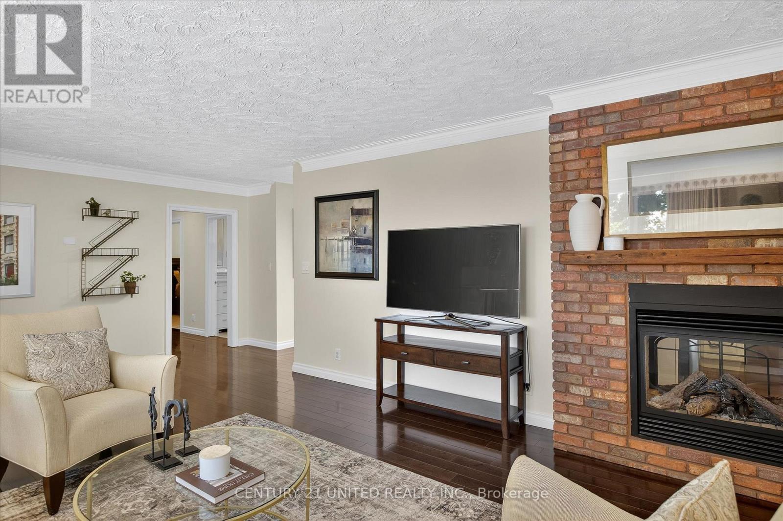 8 Oakwood Crescent, Peterborough (Monaghan Ward 2), Ontario  K9J 1N3 - Photo 6 - X12514050