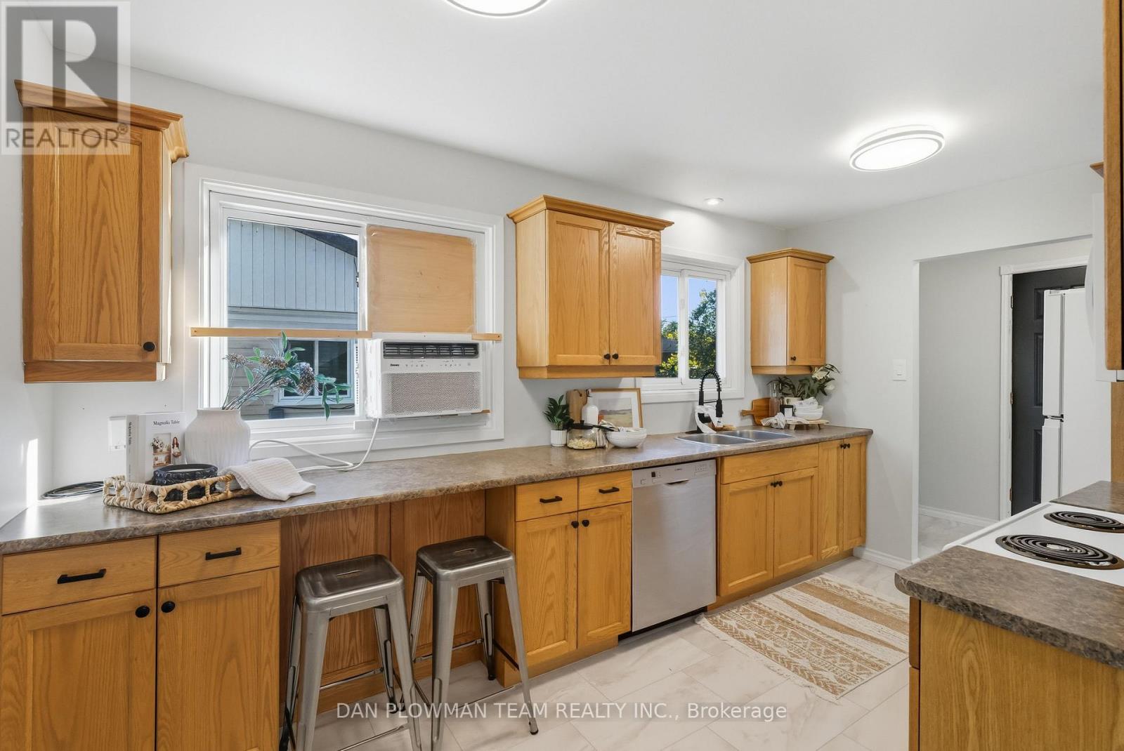 46 Alexander Avenue, Peterborough (Monaghan Ward 2), Ontario  K9J 6B4 - Photo 10 - X12514544