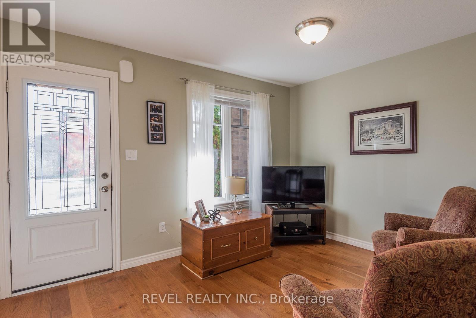 89 Laurent Boulevard, Kawartha Lakes (Lindsay), Ontario  K9V 0G9 - Photo 4 - X12516510