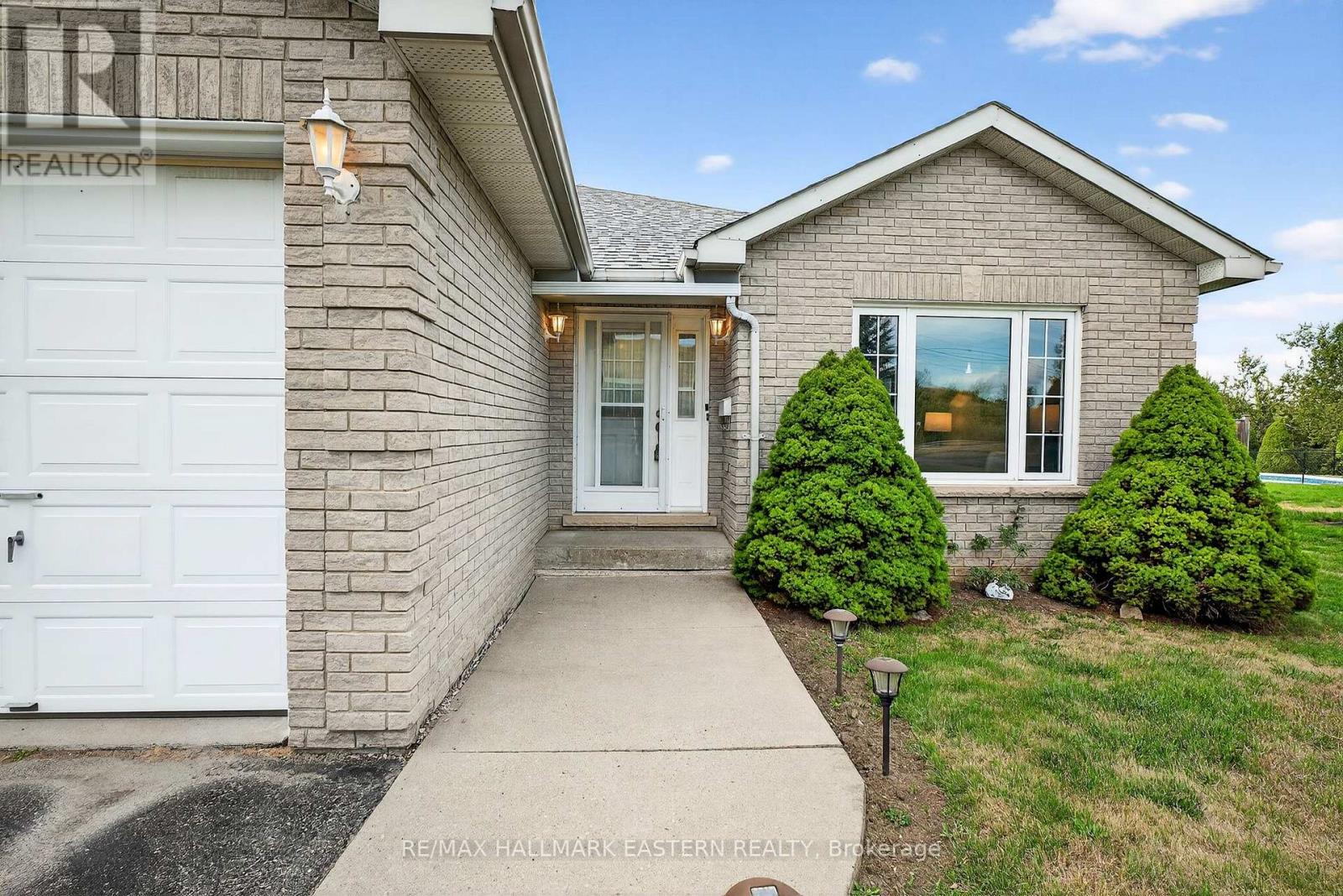 676 Towerhill Road, Peterborough (Northcrest Ward 5), Ontario  K9K 2N2 - Photo 4 - X12516766