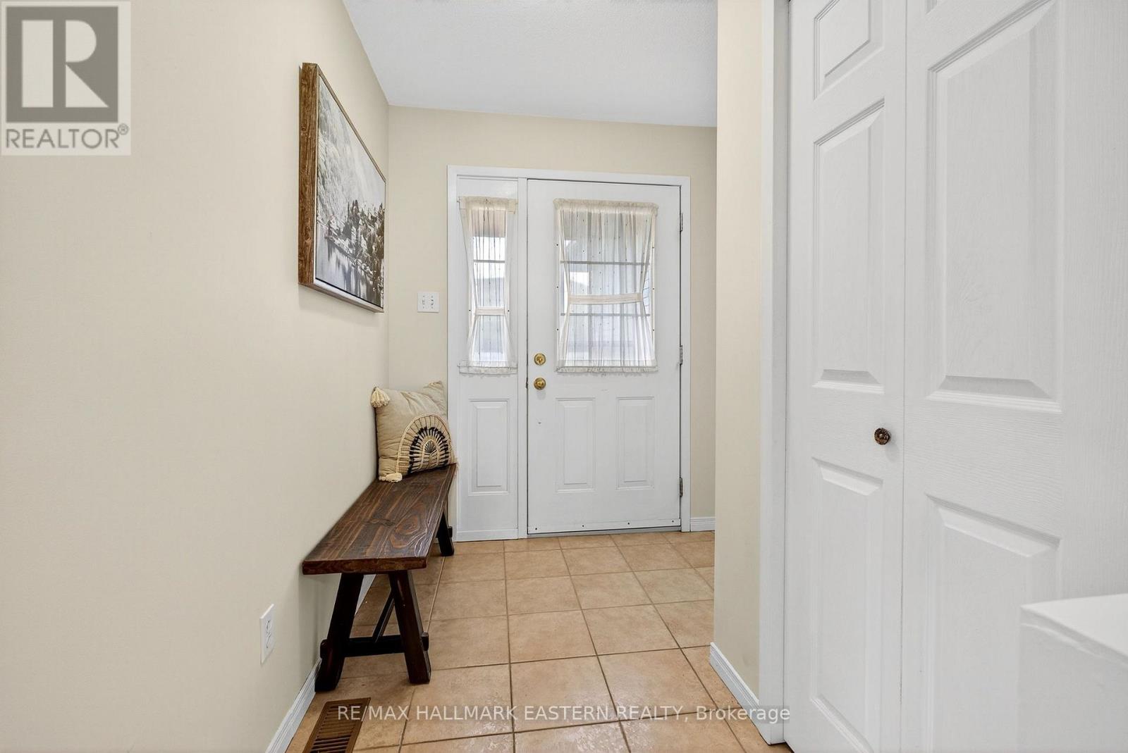 676 Towerhill Road, Peterborough (Northcrest Ward 5), Ontario  K9K 2N2 - Photo 5 - X12516766