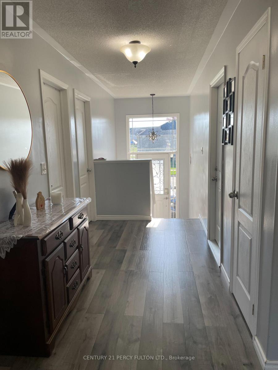 181 Parcells Crescent, Peterborough (Otonabee Ward 1), Ontario  K9K 2P2 - Photo 3 - X12516870