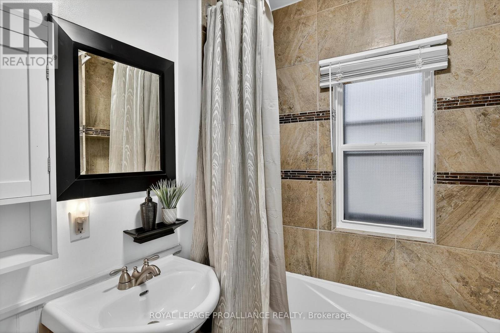 410 Dublin Street, Peterborough (Town Ward 3), Ontario  K9H 3C9 - Photo 19 - X12517246