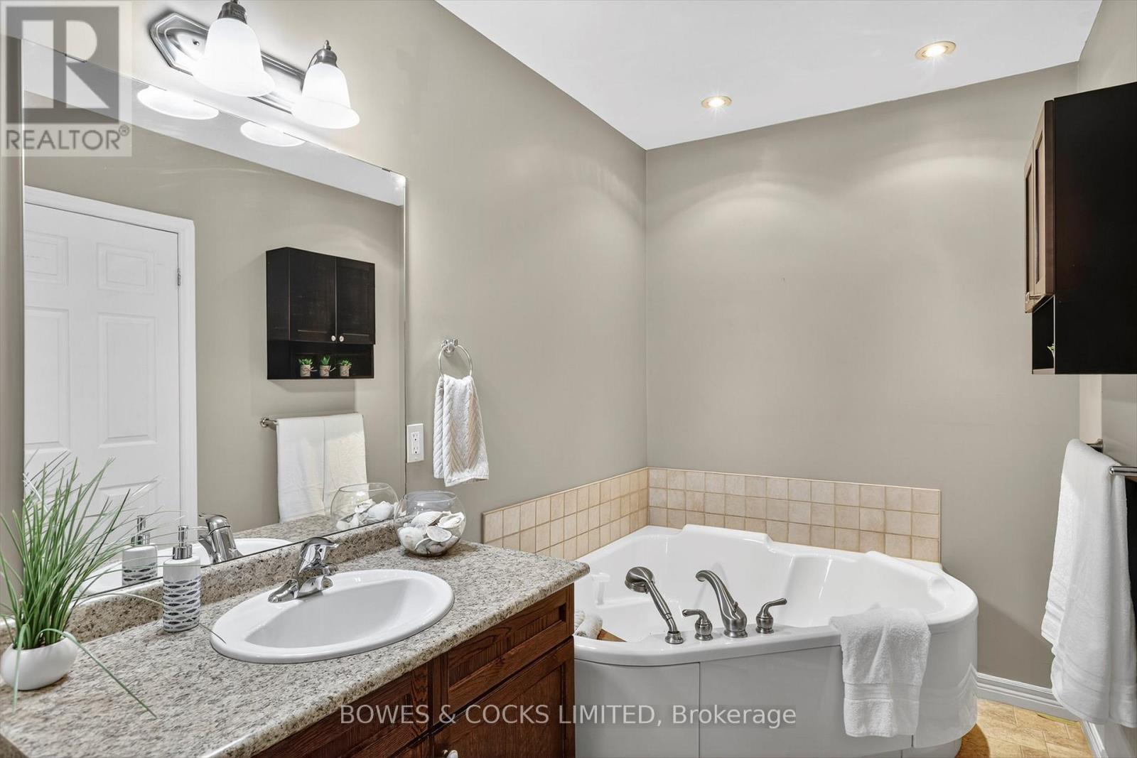 63 - 135 Village Crescent, Peterborough (Otonabee Ward 1), Ontario  K9J 0A9 - Photo 23 - X12520884