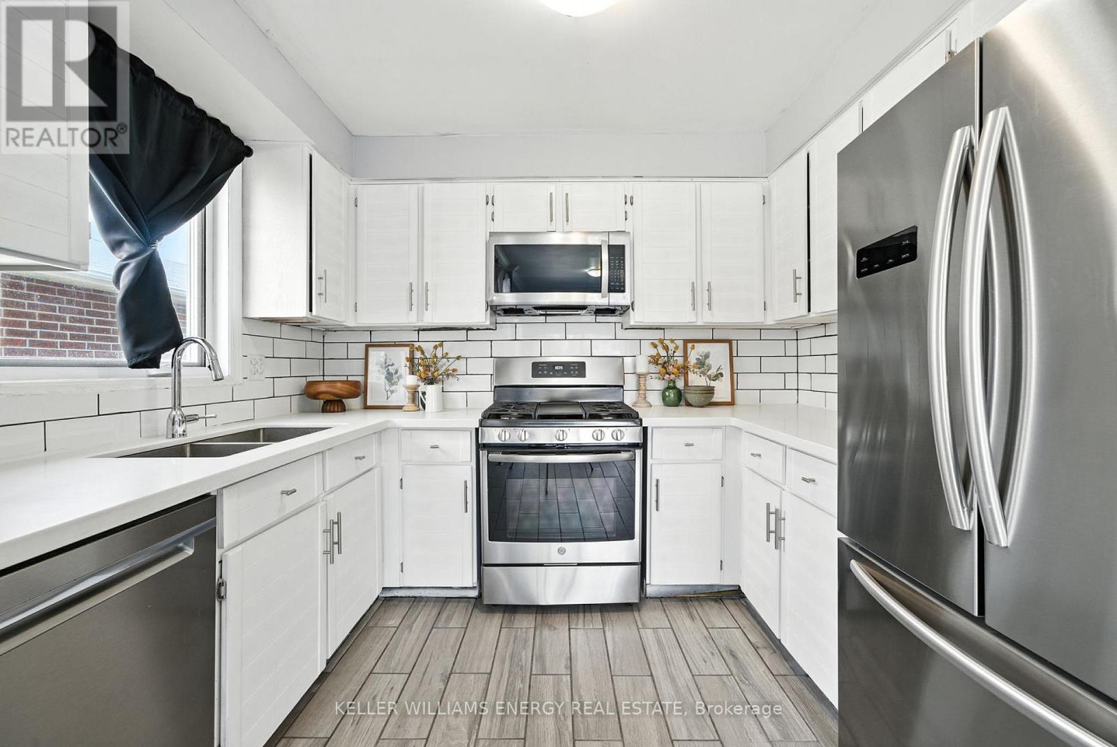 70 Hart Boulevard, Clarington (Newcastle), Ontario  L1B 1E4 - Photo 3 - E12522644