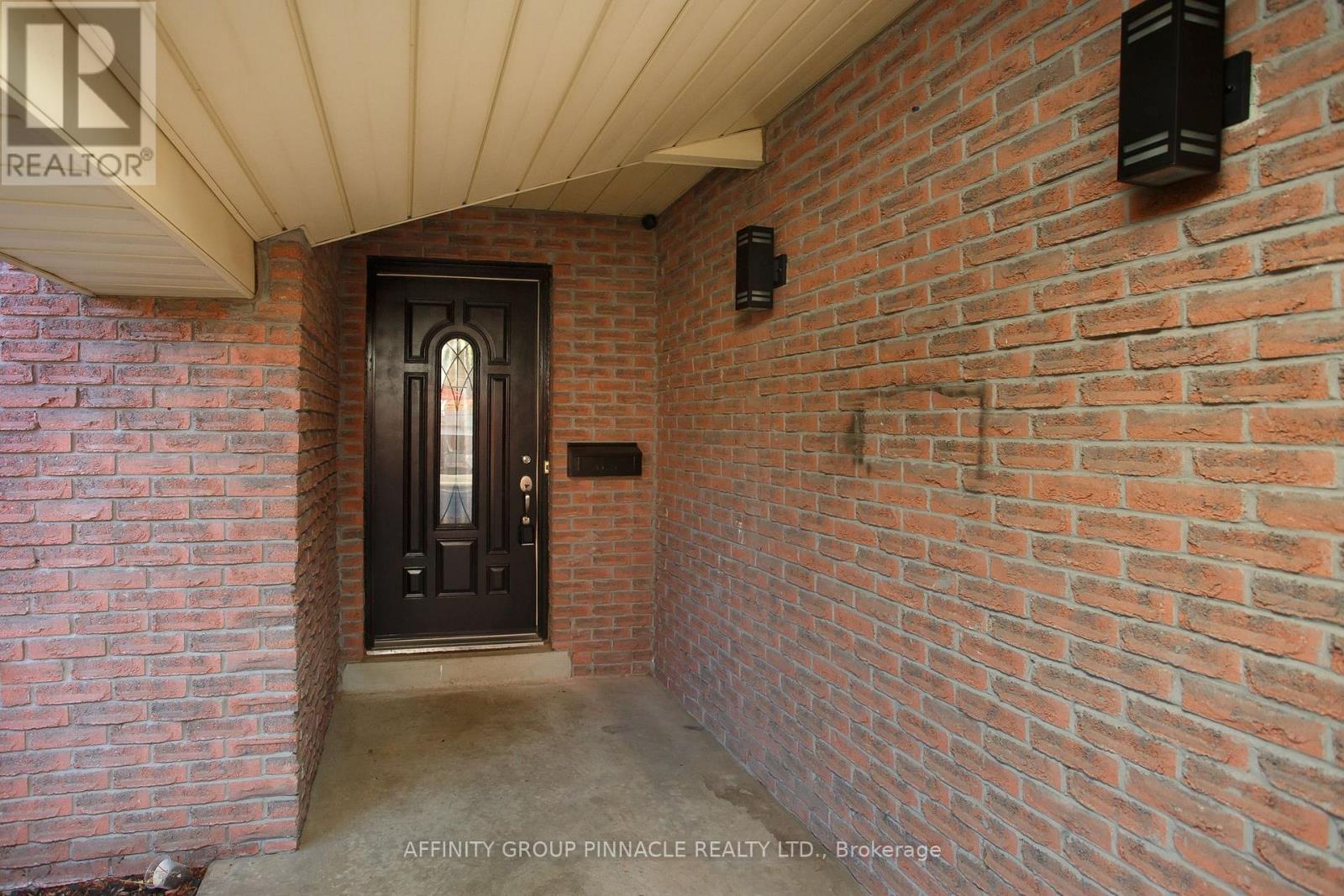 37 Parkway Avenue, Kawartha Lakes (Lindsay), Ontario  K9V 5J7 - Photo 4 - X12523914