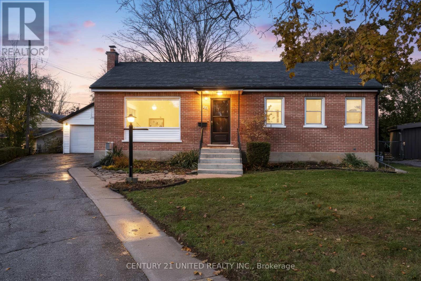 821 Schneider Place, Peterborough (Northcrest Ward 5), Ontario  K9H 5S6 - Photo 1 - X12527954