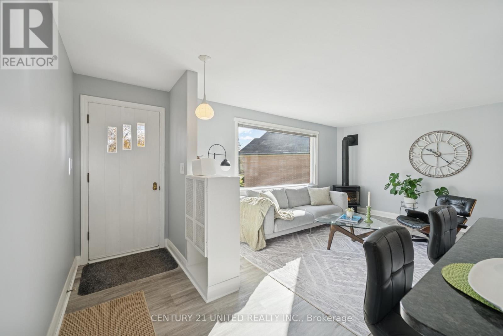 821 Schneider Place, Peterborough (Northcrest Ward 5), Ontario  K9H 5S6 - Photo 4 - X12527954