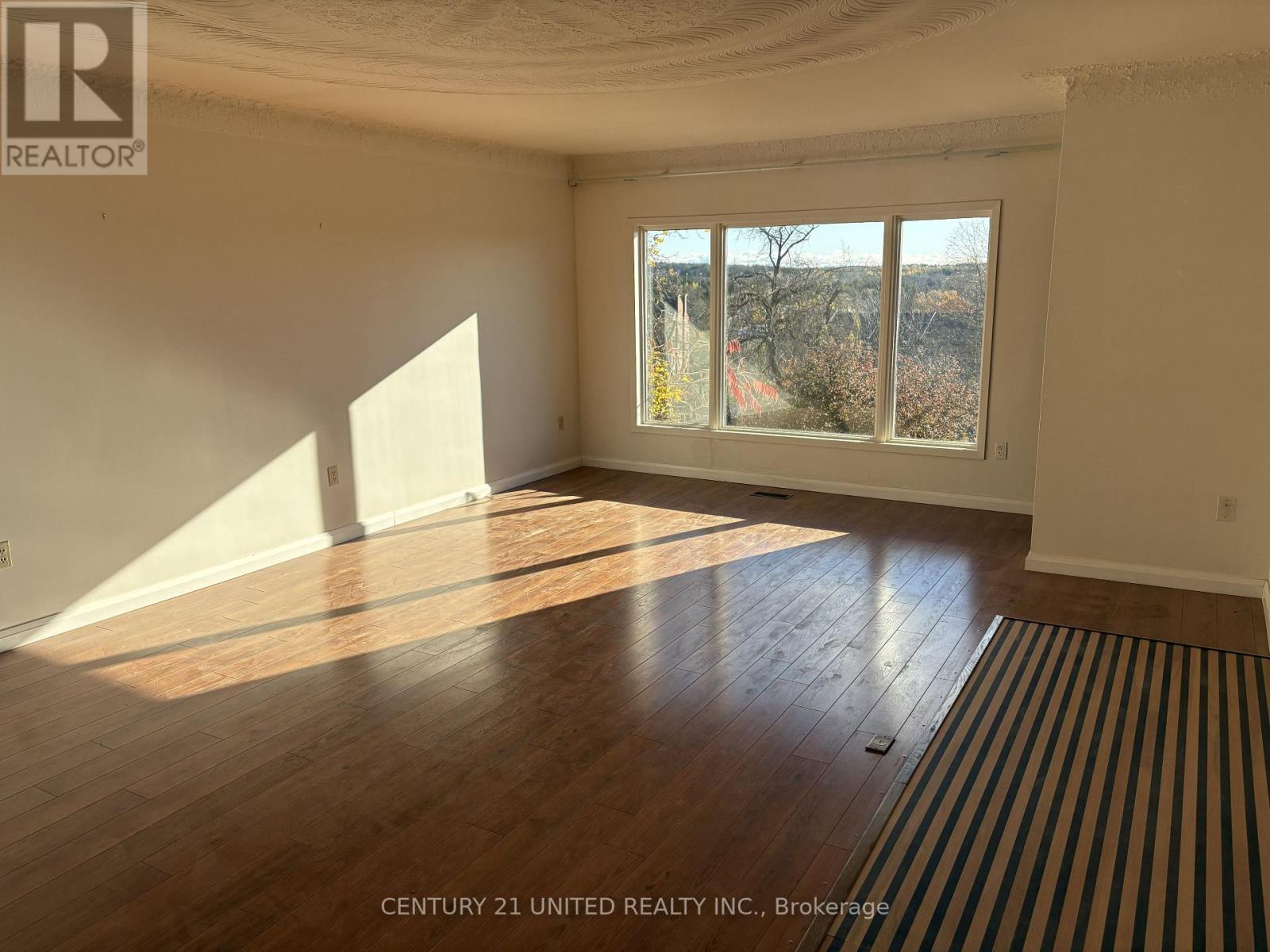 1584 Champlain Drive, Peterborough (Northcrest Ward 5), Ontario  K9L 1N6 - Photo 3 - X12529678